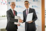 EIB Vice-President Alexander Stubb signs the Altas Cooco RDI project for R&D investment in equipment and tooling for industrial production, construction and mining, mainly in Sweden and Belgium