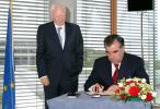 From left to right: Mr Philippe Maystadt, President of the EIB and S.E.M. Emomali Rahmon, President of the Republic of Tajikistan