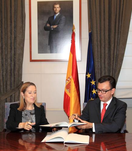 El BEI y el Ministerio de Fomento suscriben un acuerdo de EUR 350 millones para mejorar la red viaria en España